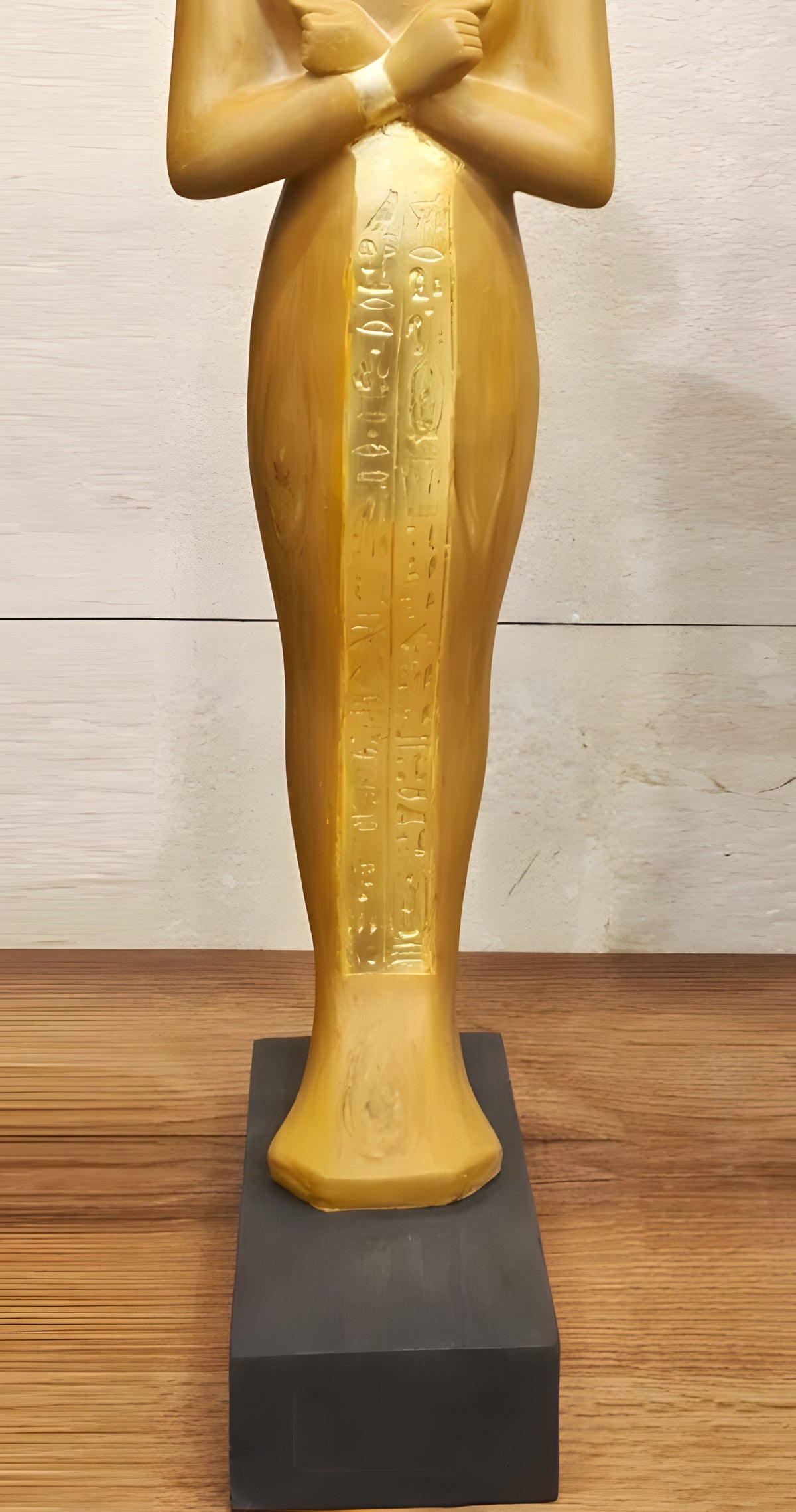 Side view of golden ushabti replica No. 1
