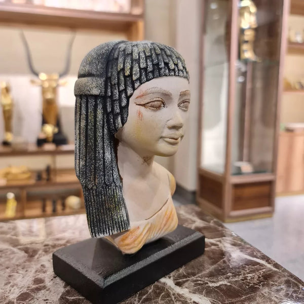 Elegant Head of princess Meritaten